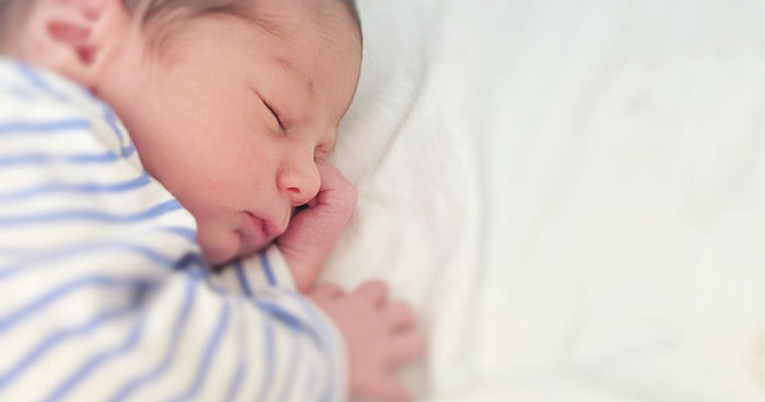 Combien d’heures de sommeil pour un bébé de deux mois