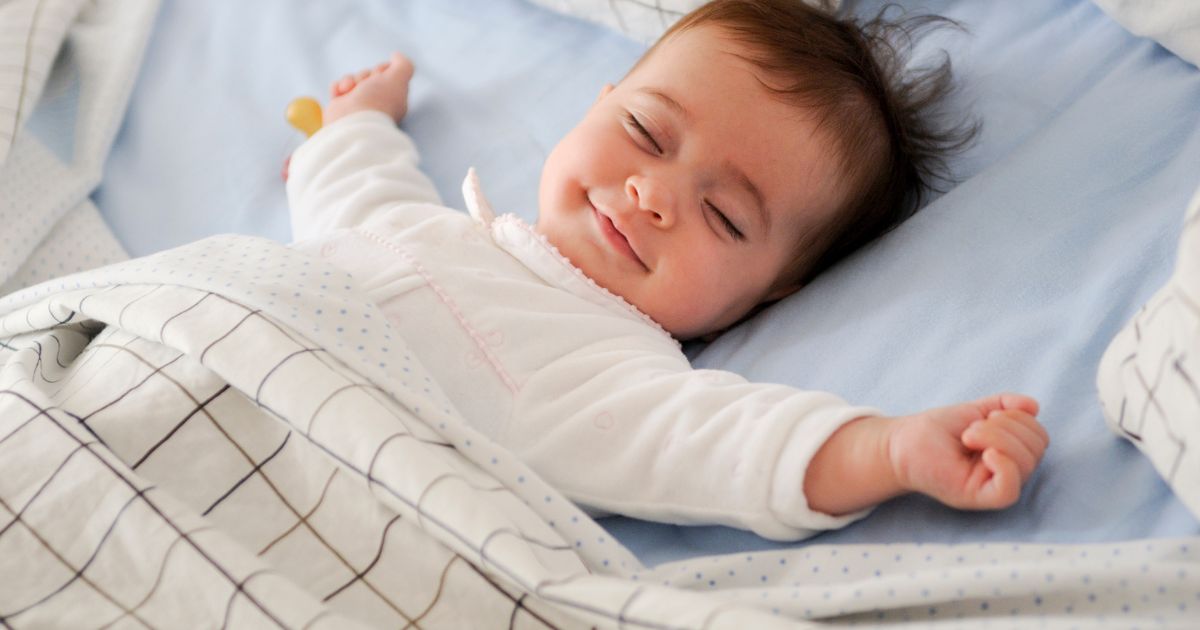 bébé qui sourit en dormant