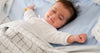 bébé qui sourit en dormant