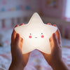 Veilleuse Etoile Mimi Blanche Led Lumineuse dans les mains