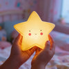 Veilleuse Etoile Mimi Jaune Led dans les mains
